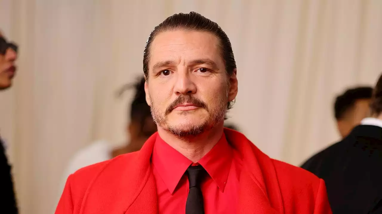 Pedro Pascal muestra cómo se lleva el color más sexy a la MET Gala (y a donde sea)