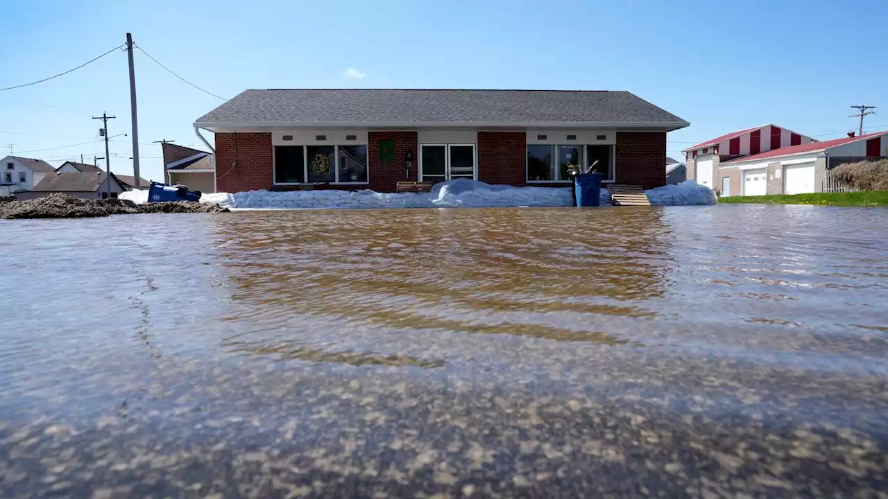 Mississippi River crests at Davenport, testing barriers