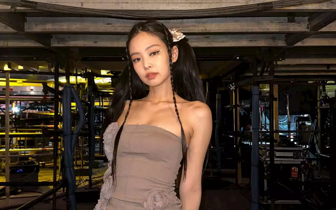 Serba Chanel, Jennie Tampil Chic Serba Hitam Putih di Met Gala Pertamanya