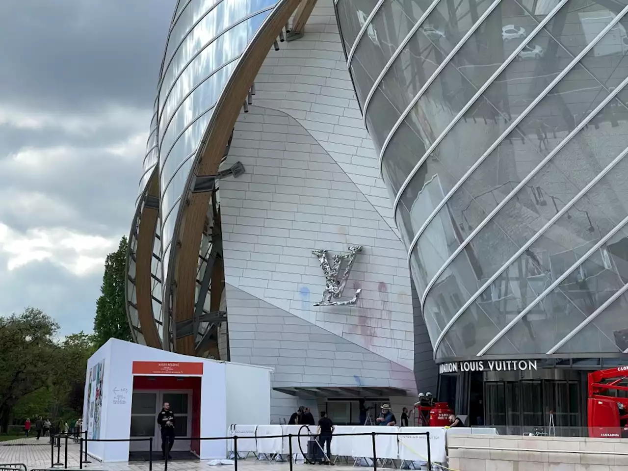 Environmental Activists Target Fondation Louis Vuitton on French Labor Day