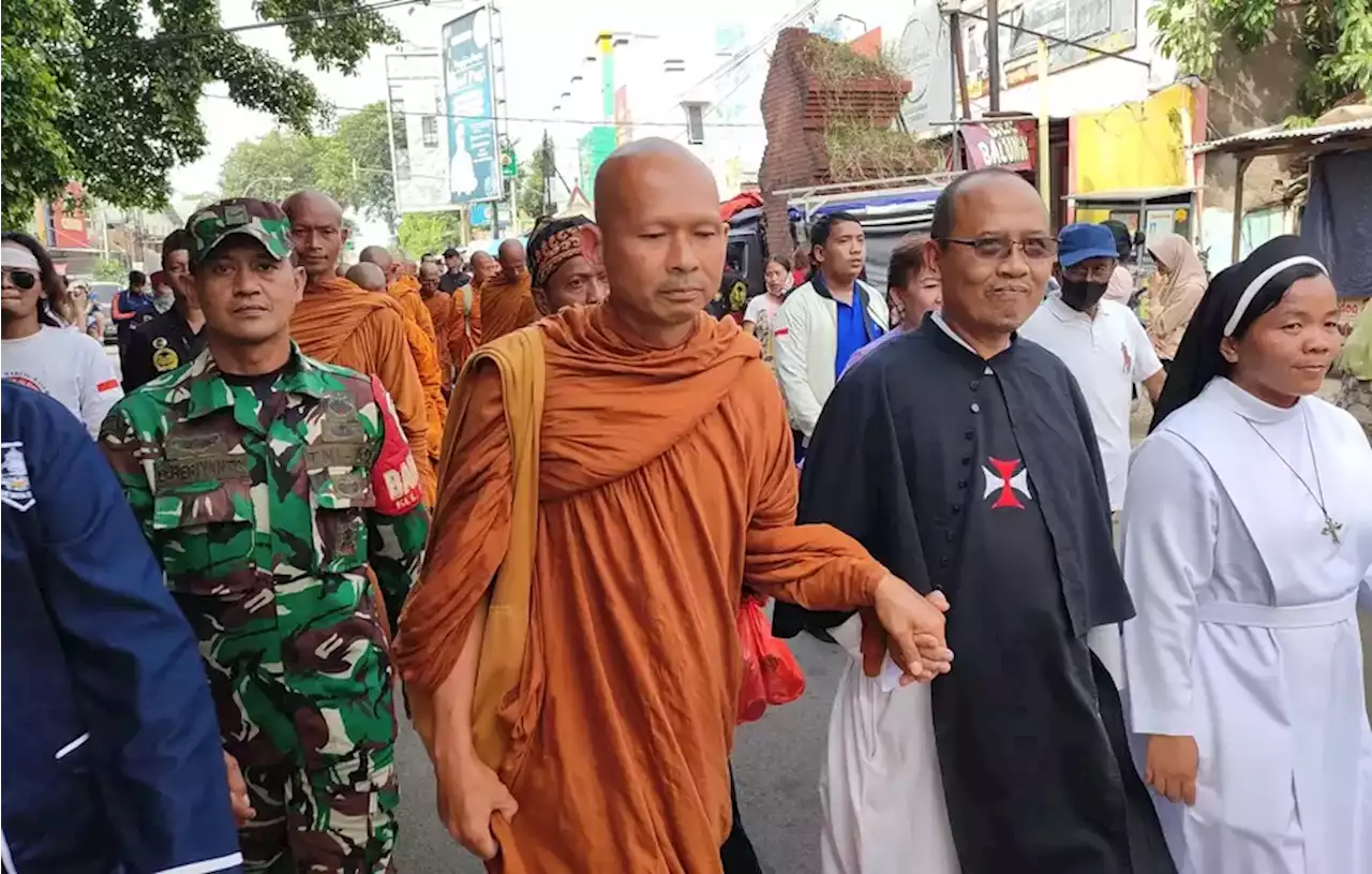 Digandeng Pastor, 32 Biksu Sambangi Keraton Kasepuhan Cirebon