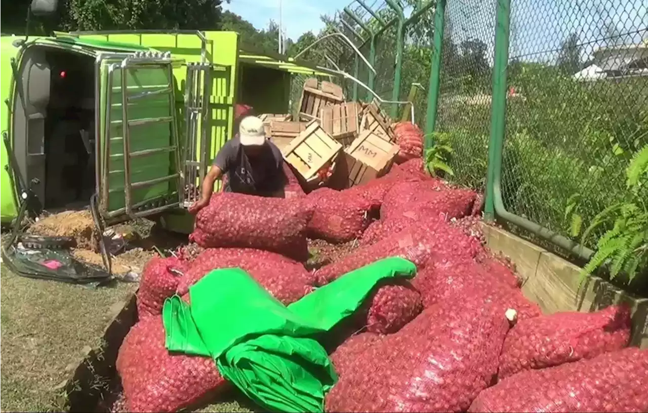 Truk Bermuatan 3 Ton Bawang Merah Terbalik di Balikpapan