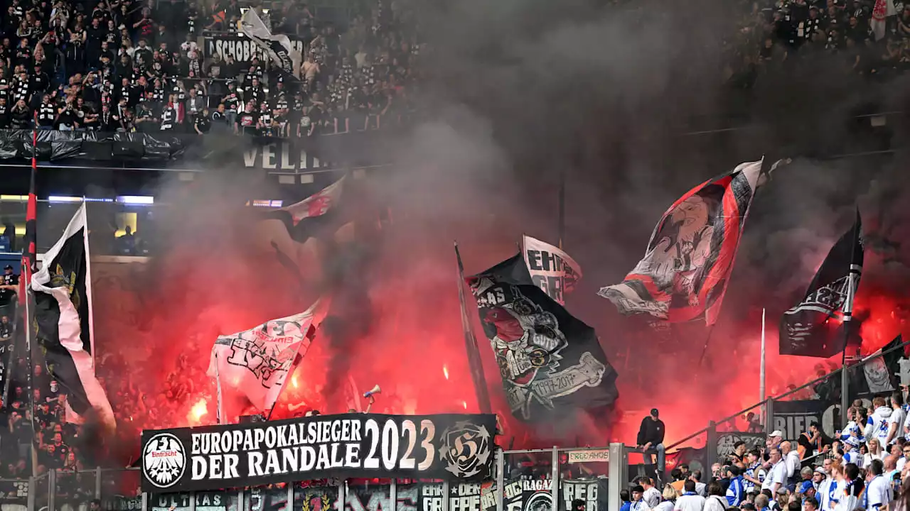 Bundesliga: Frankfurt-Chaoten sorgen auf Schalke für Pyro-Inferno