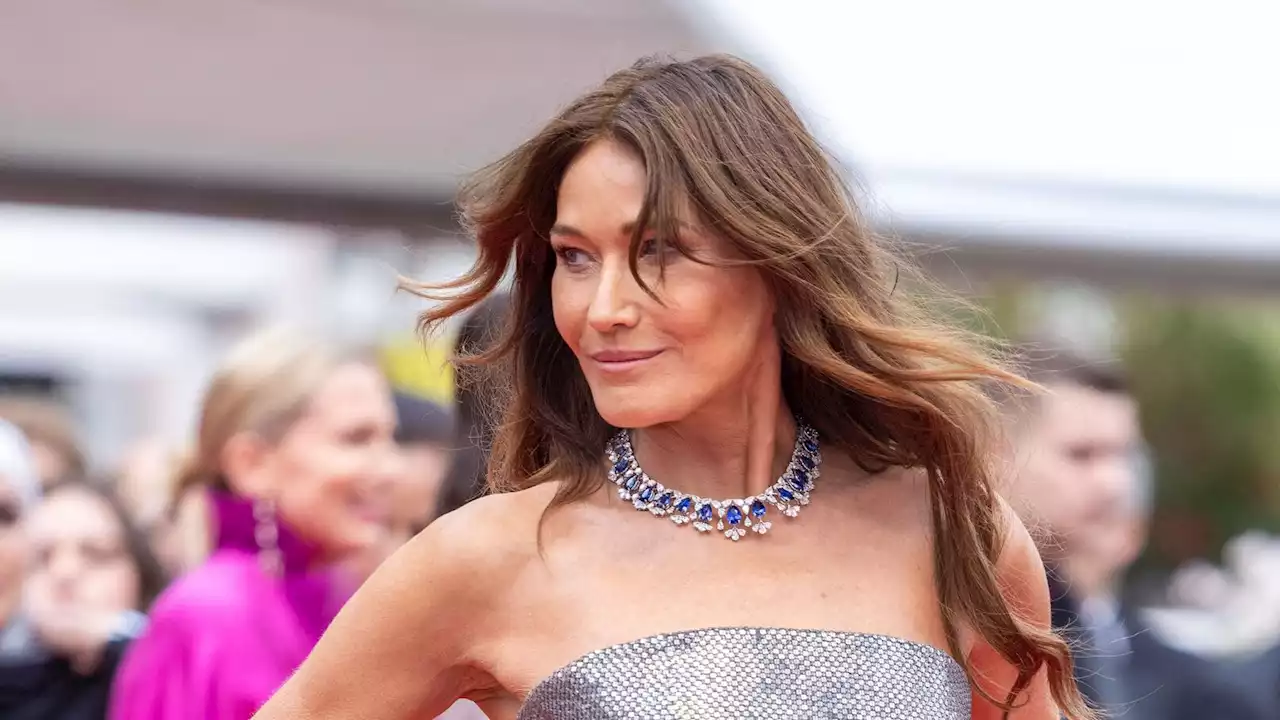 Cannes 2023 : Carla Bruni brille de mille feux, pierres précieuses et robe métallisée à la coupe éto...