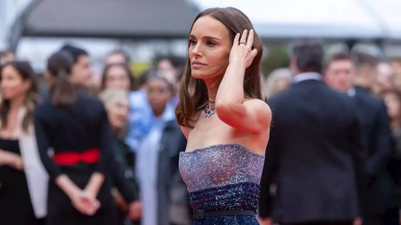 Cannes 2023 : Natalie Portman, sublime en robe tulle bustier et maquillage naturel, illumine les mar...