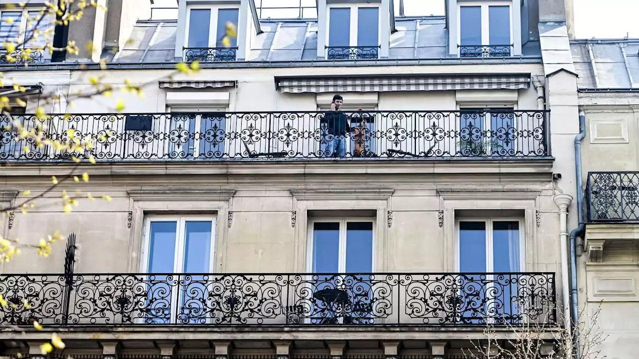 Ils profitent tranquillement de leur balcon quand le monde se dérobe littéralement sous leurs pieds