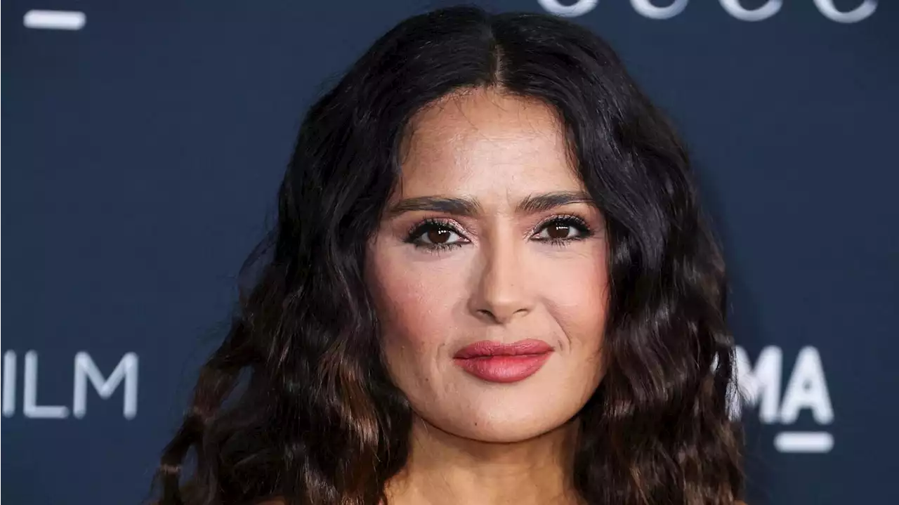 Salma Hayek torride : cette danse en peignoir qui en laisse entrevoir plus que prévu