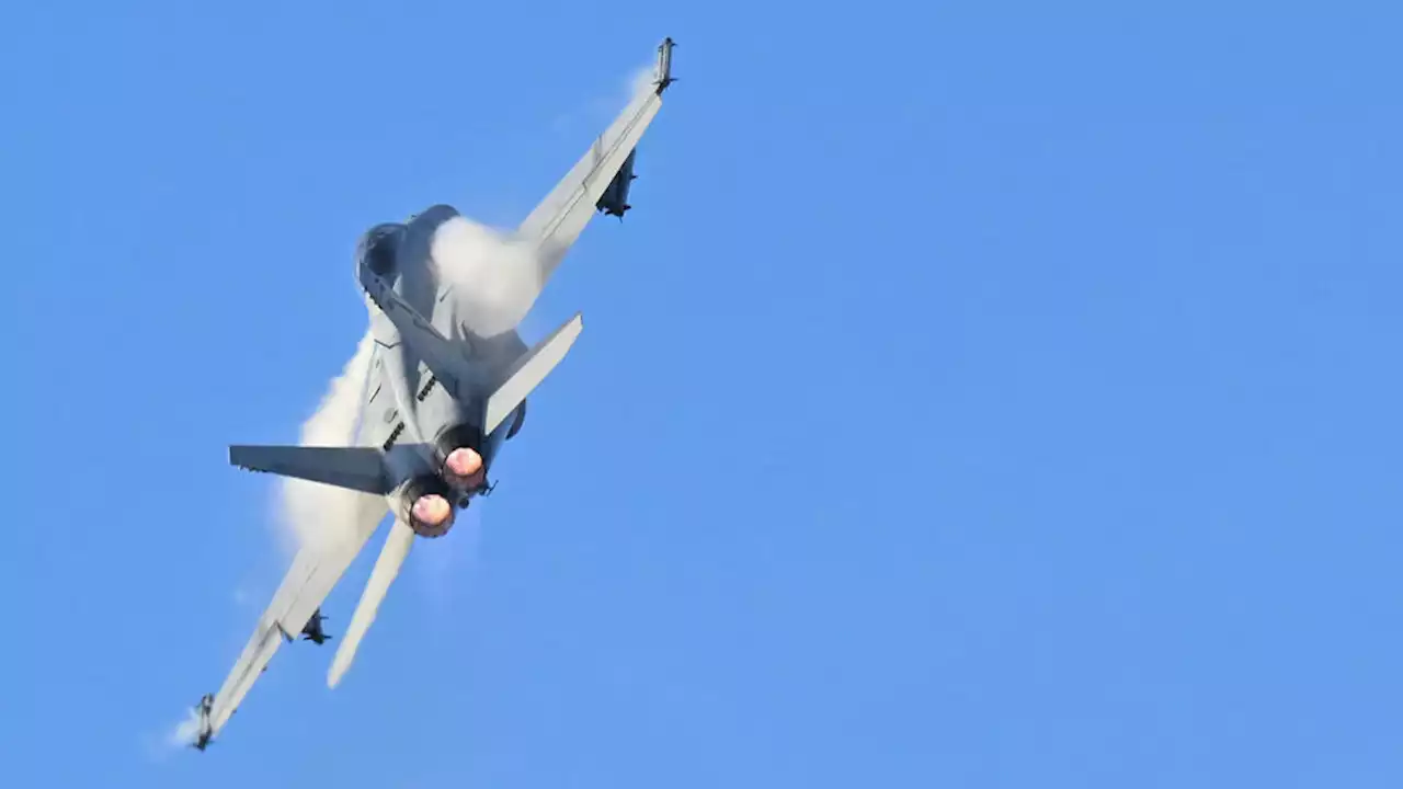 Espagne : un chasseur F-18 s'écrase à Saragosse, le pilote s'en sort (vidéo)