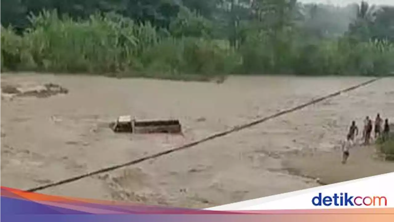 Detik-detik Truk 'Lenyap' Usai Diterjang Banjir di Sungai Cibeet Bogor