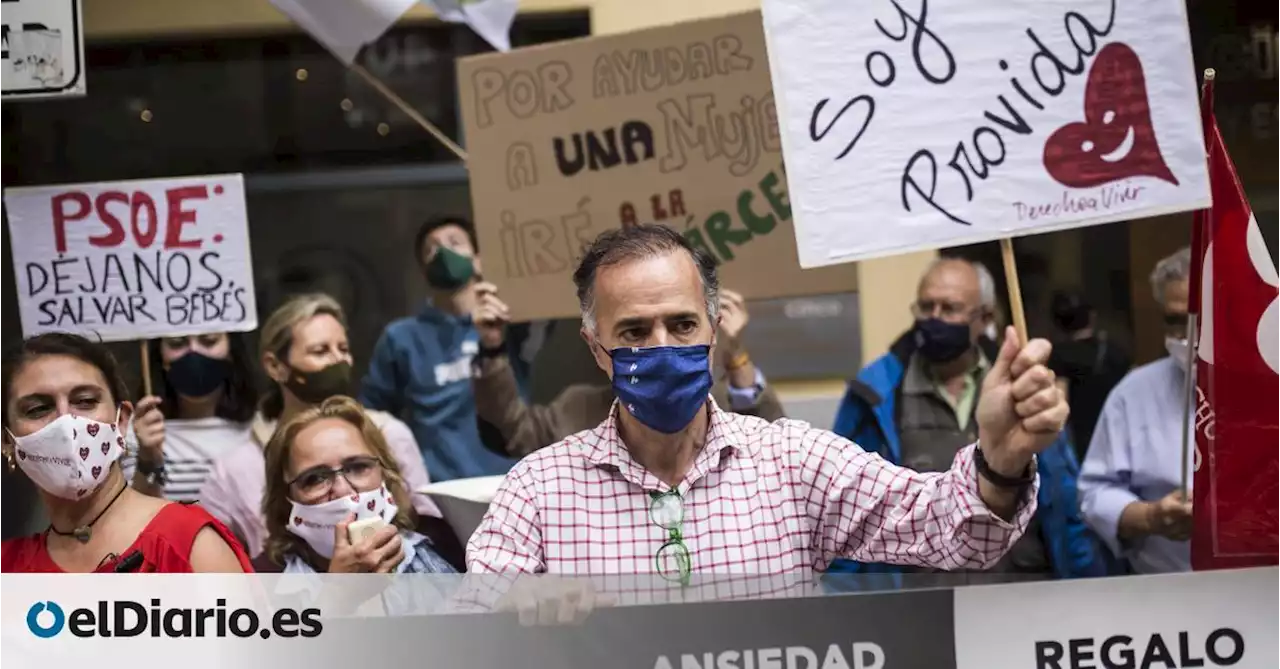 Los antiabortistas desafían en Madrid la ley contra el hostigamiento ante clínicas con un rezo colectivo