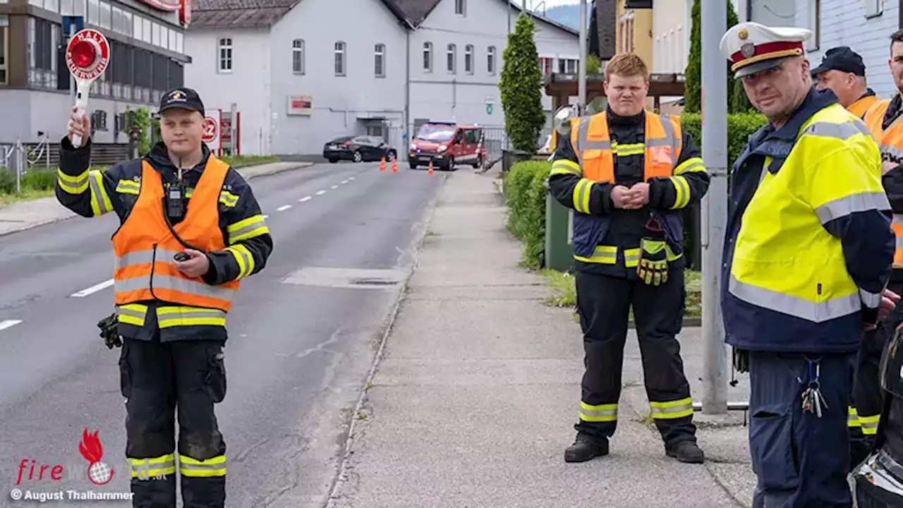 Oö: 84 neue Verkehrsregler für die Feuerwehren des Bezirkes Vöcklabruck ausgebildet