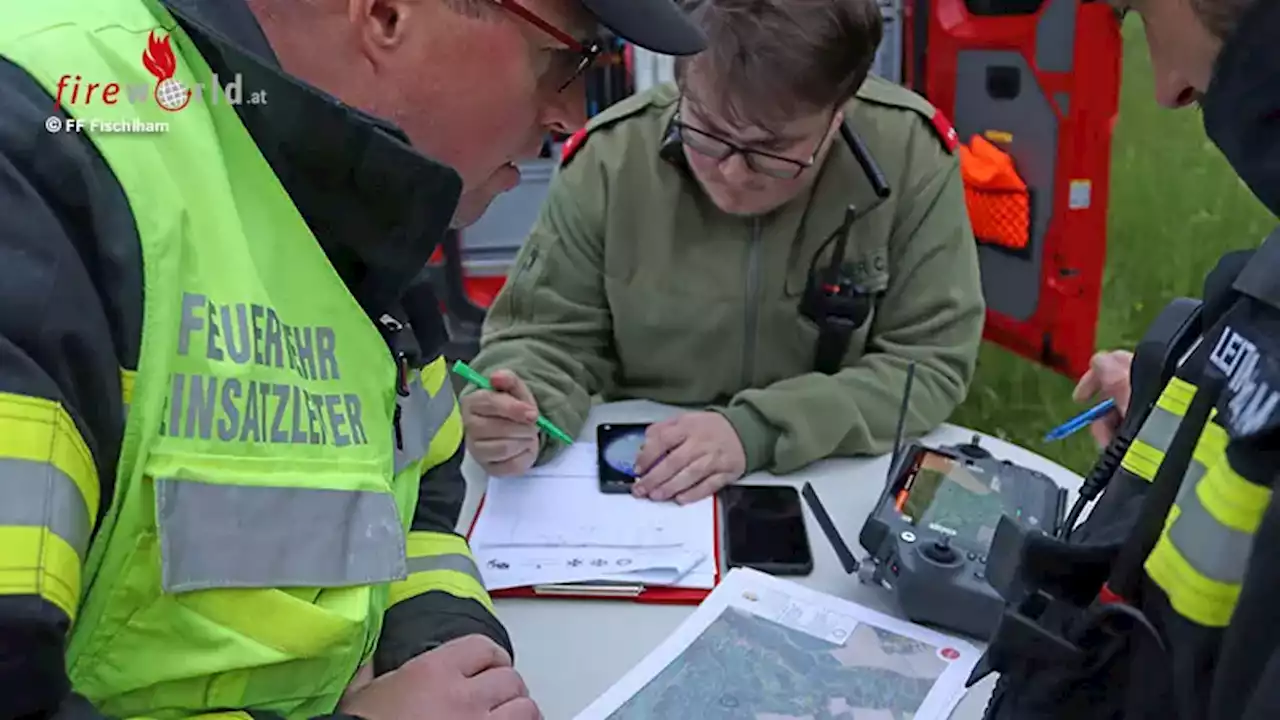 Oö: Feuerwehren in Fischlham beüben Suchaktion mit Rettungshunde-Unterstützung