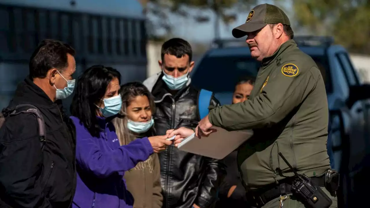 Both Texas, federal officials taking credit for drop in border crossings since Title 42