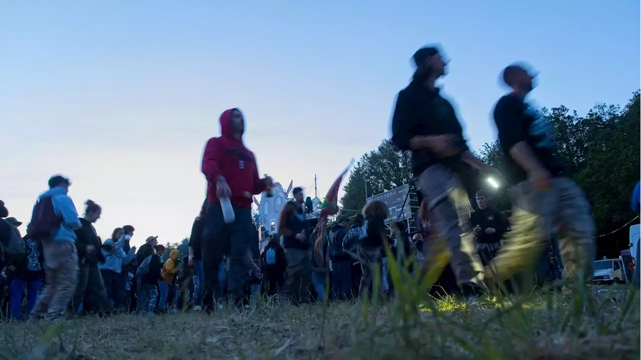 Teknival dans l'Indre : l'agriculteur propriétaire du terrain salue 'des jeunes respectueux et très gentils'