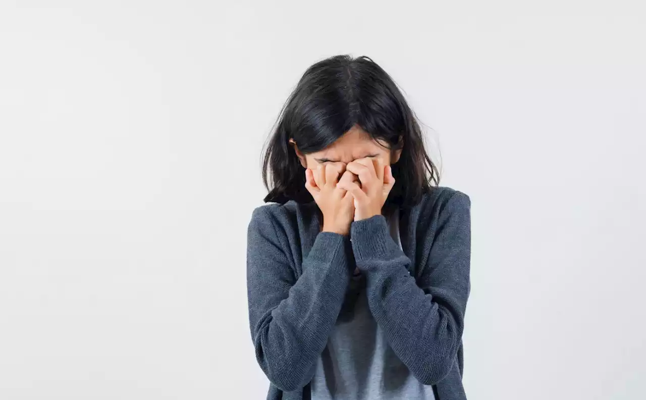 Reddit user sees dad hit & pinch daughter in library while the girl did schoolwork, asks what she should have done - Singapore News