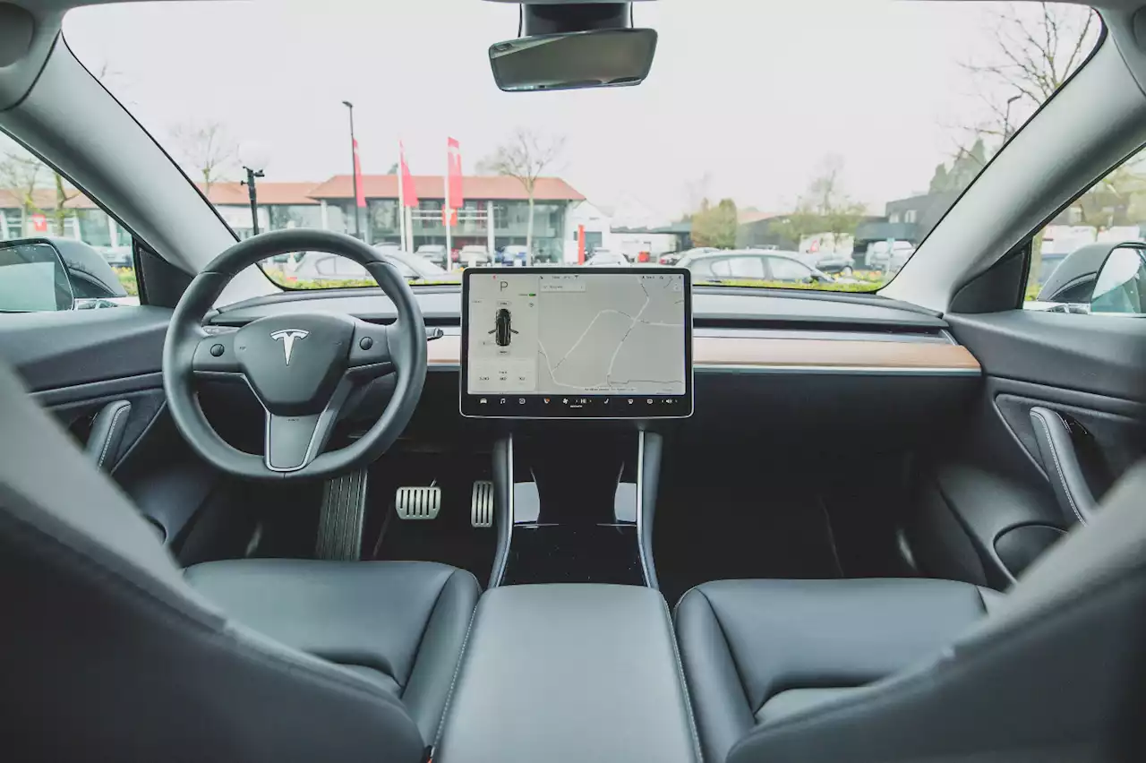 Tesla intensifie la surveillance du conducteur