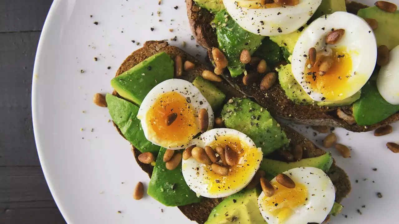 La recette rapide et délicieuse de la tartine avocat et œuf mollet, pour les soirs de flemme