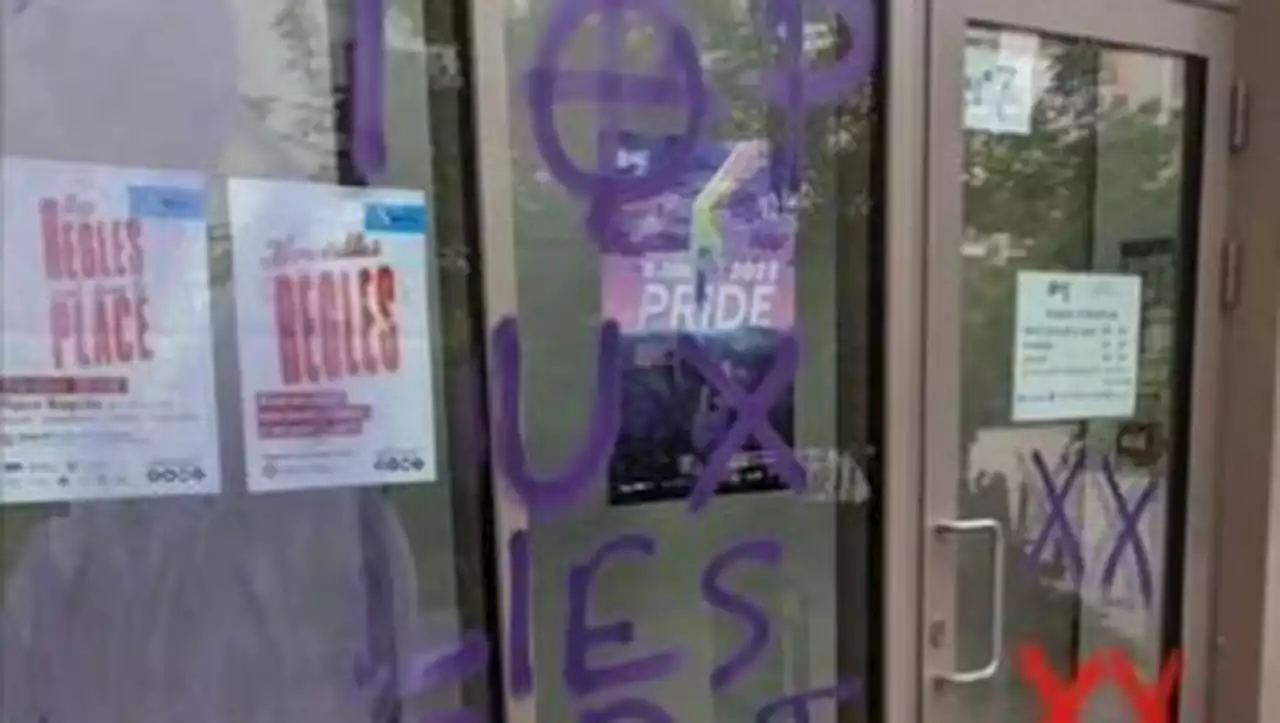 Des croix celtiques taguées sur le nouveau local d'un centre LGBT à Nantes, symbole de l'ultradroite