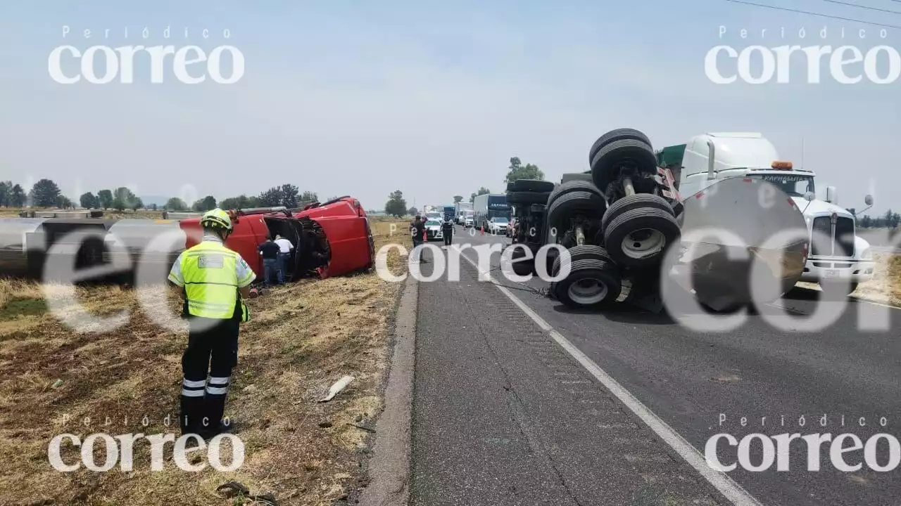 Caos vial y daños materiales genera volcadura de pipa en Salamanca