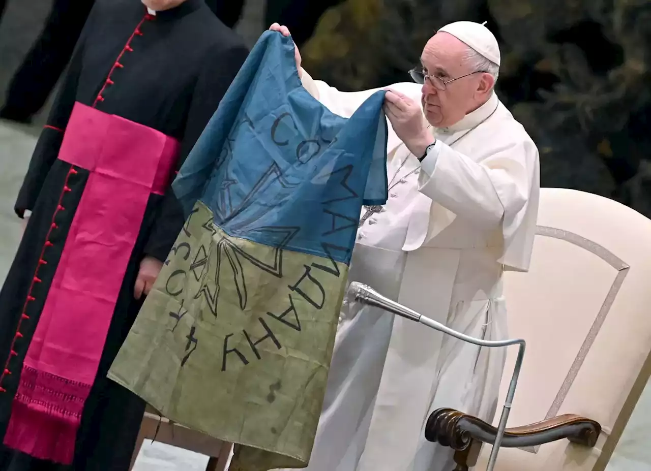 El papa encarga al cardenal Zuppi una misión para buscar la paz en Ucrania