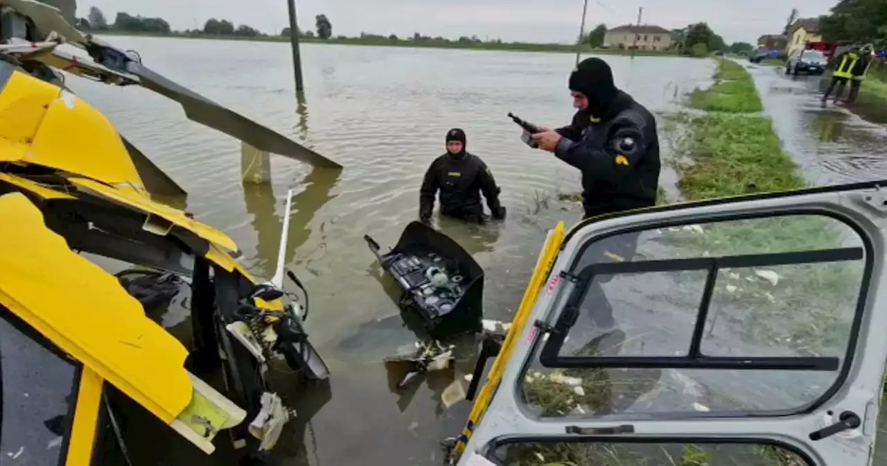 L'elicottero sorvola le aree alluvionate in Romagna, poi precipita - Video