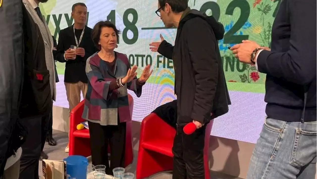 La ministra Roccella contestata al Salone del Libro. FdI: 'Quando Lagioia se ne andrà faremo un rullo di tamburi'