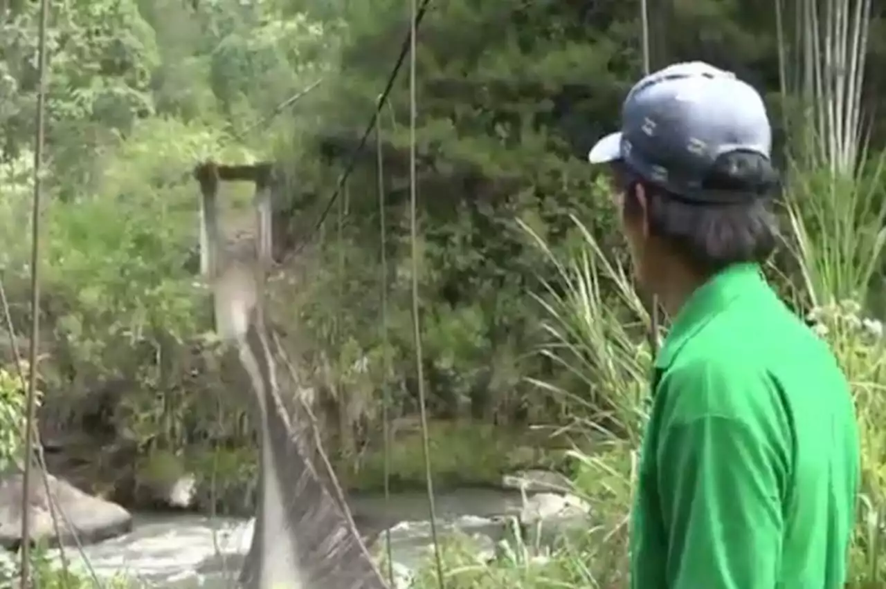 Mobil Terjun ke Sungai Akibat Jembatan Putus, 7 Selamat dan 2 Hilang