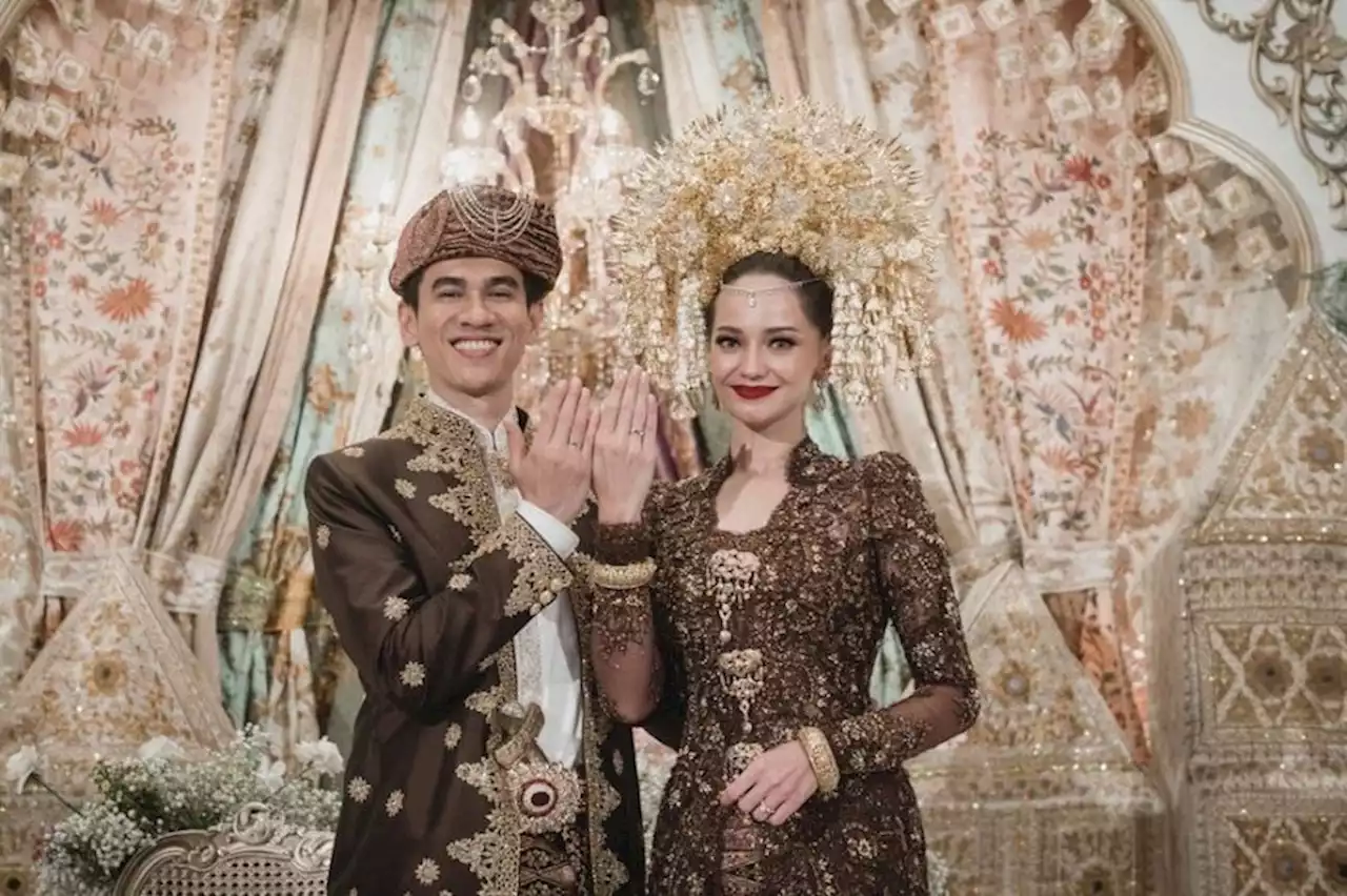 Terinpirasi dari Pakaian Minang Klasik, Ini Makna Busana Akad Nikah Suami Enzy Storia