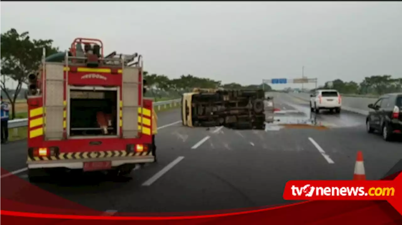 Hati-Hati Lewati Jalan Tol Ngawi, Ada 2,5 Ton Cairan Resin Tumpah Usai Truknya Terguling