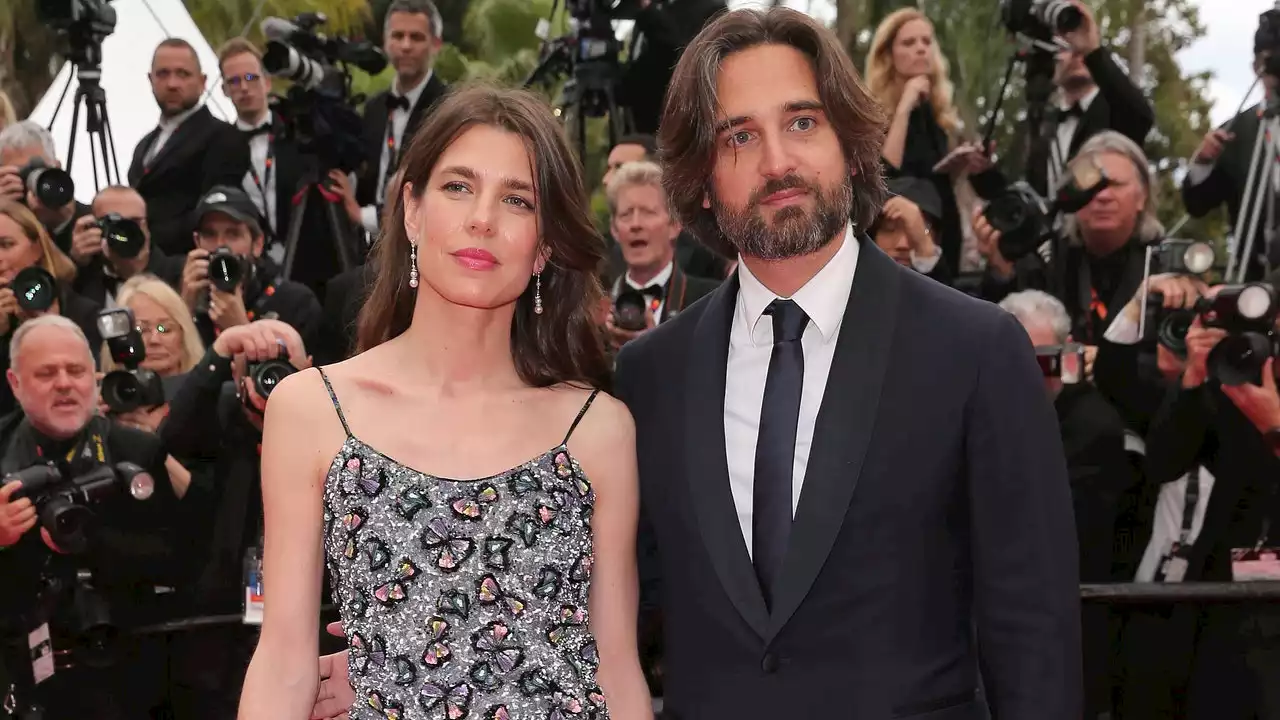 Carlota Casiraghi vestida de alta costura y Carolina de Mónaco con pantalón y chaqueta de tweed brillante: madre e hija pisan por separado la alfombra roja de Cannes