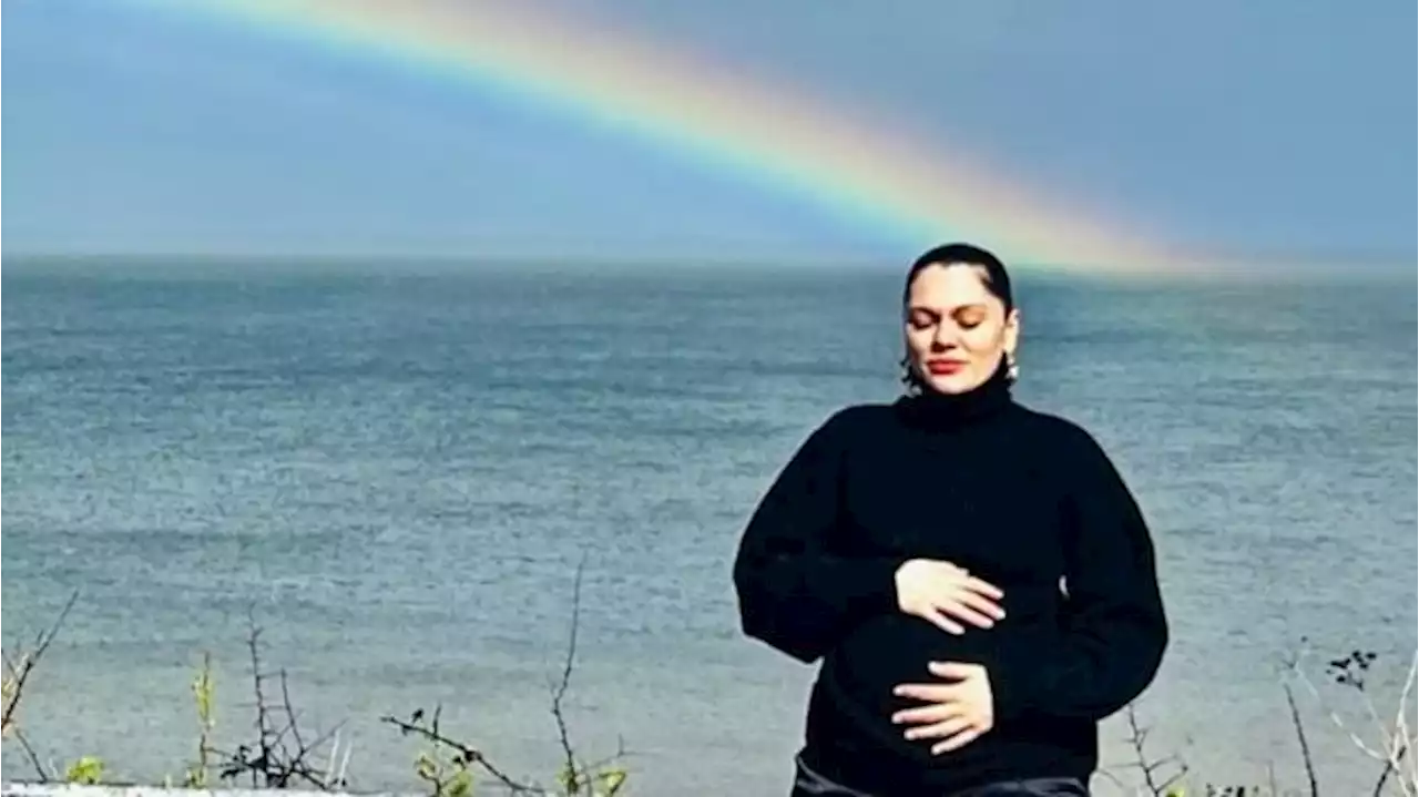 Selamat, Jessie J Melahirkan Bayi Laki-laki