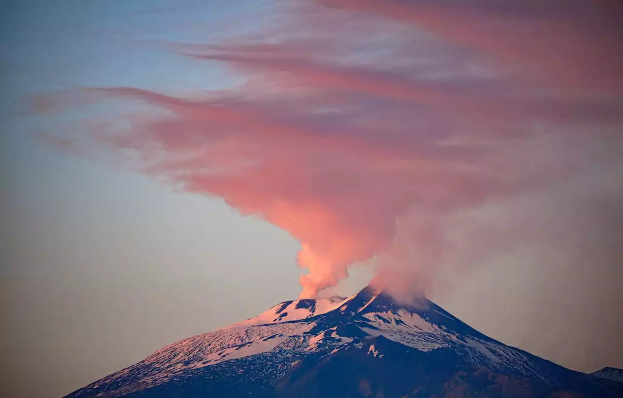 L’Etna crache des cendres, fermeture de l’aéroport de Catane