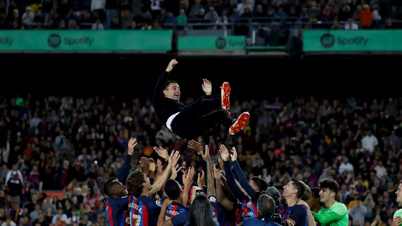 Así celebró el Barça su 27º Liga en el Camp Nou: Busquets, desatado; Xavi, manteado