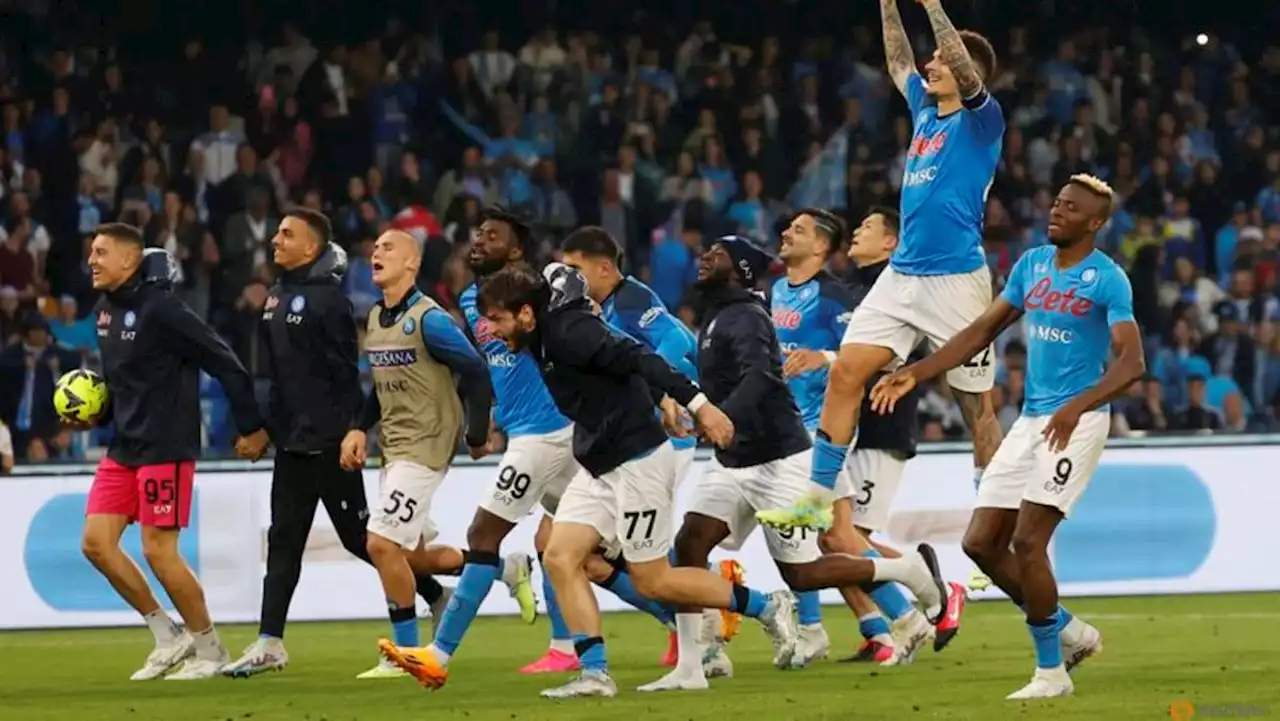 Champions Napoli beat lacklustre 10-man Inter 3-1