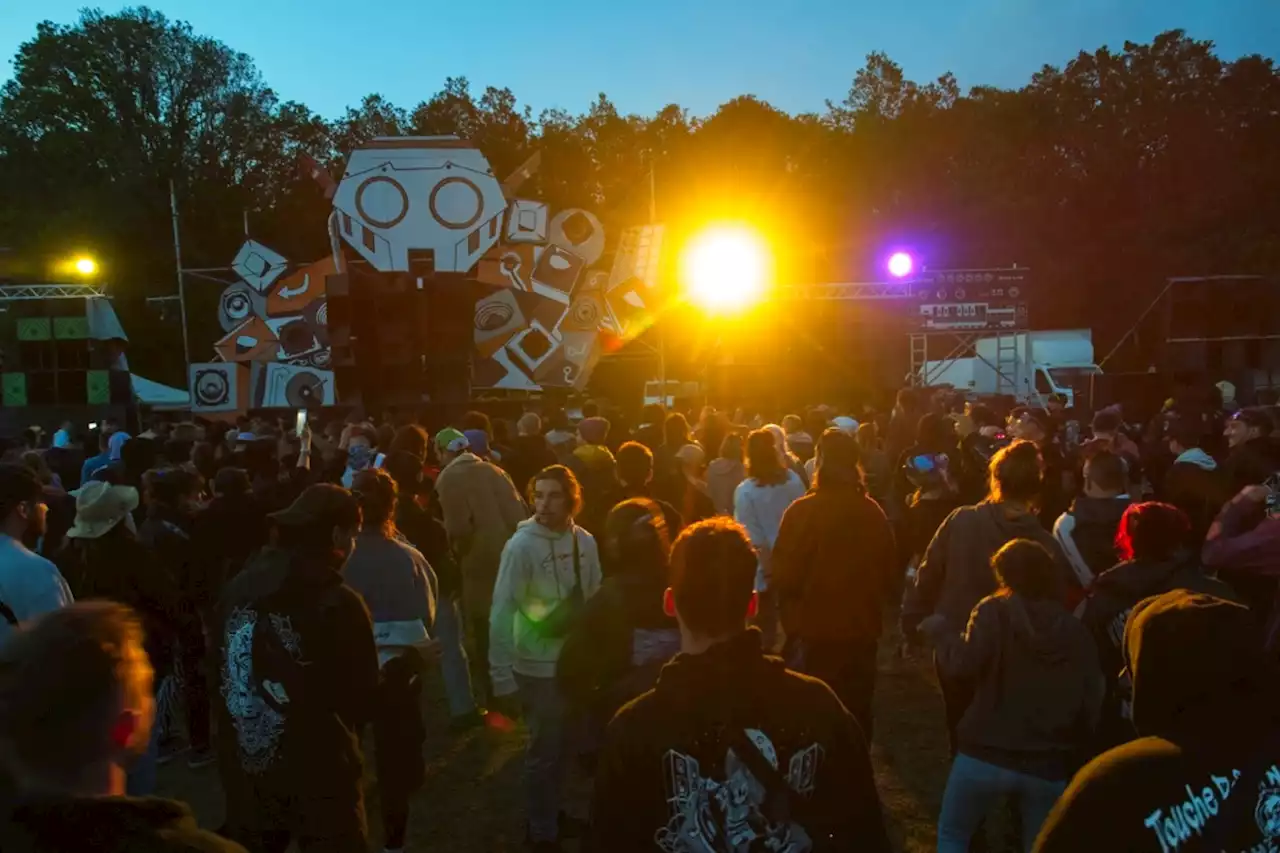 Teknival interdit à Villegongis : environ 25.000 fêtards toujours présents ce dimanche