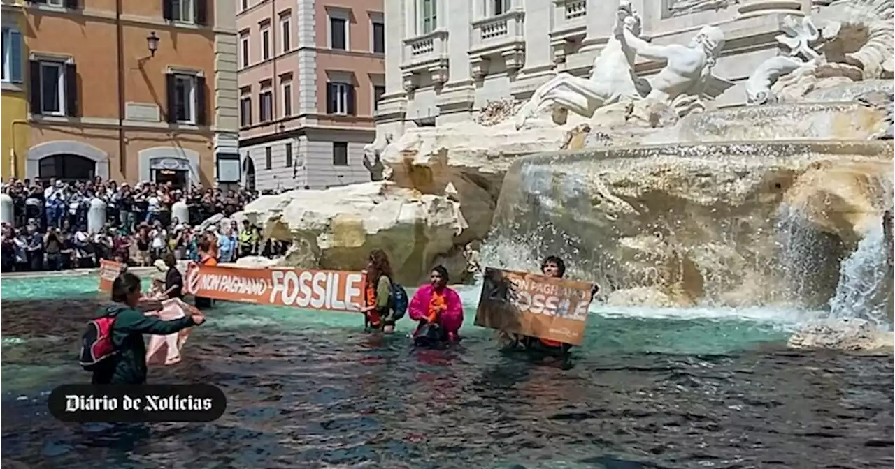 Ativistas ambientais lançam líquido negro na água da Fonte de Trevi em Roma