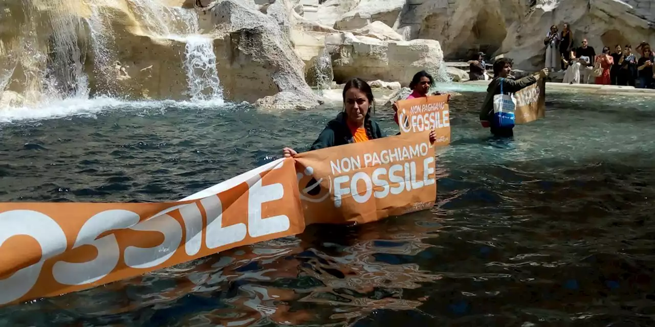 Italie : des militants écologistes noircissent l'eau de la fontaine de Trevi à Rome