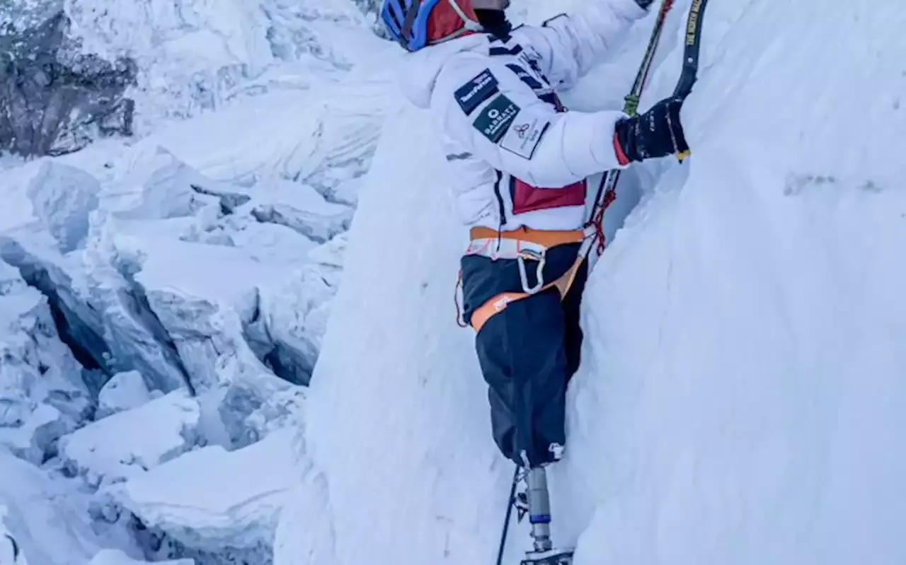 No Legs No Limits Gurkha Double Amputee Scales Everest 