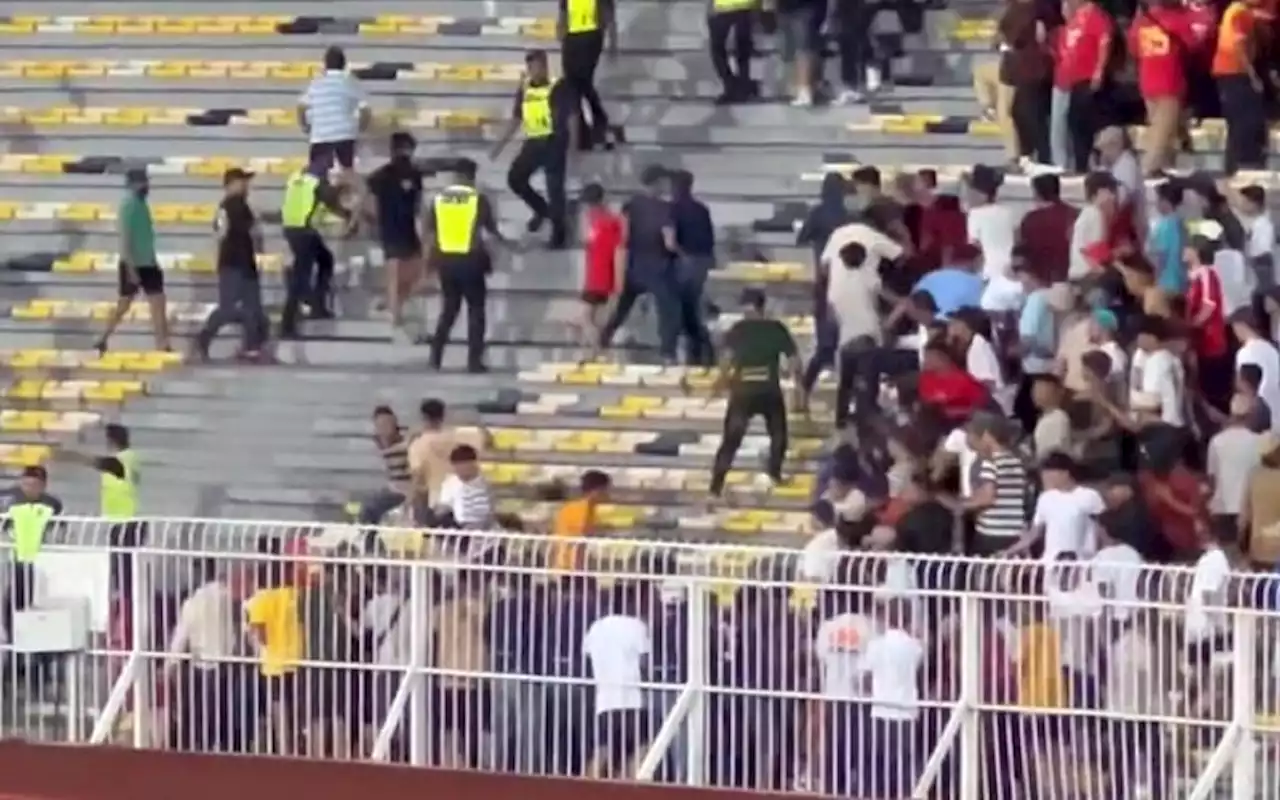 Buat kecoh di stadium, 4 penyokong ditahan polis