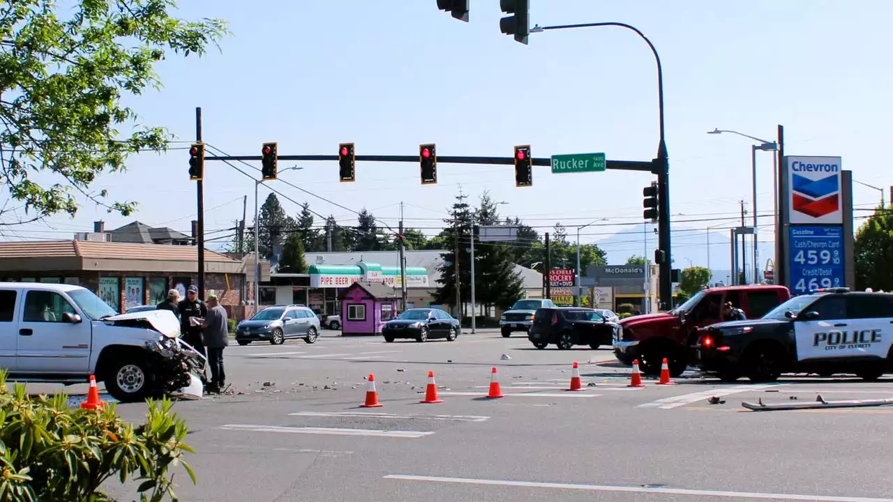 Everett PD arrests suspect who crashed stolen truck into police cars, took off running