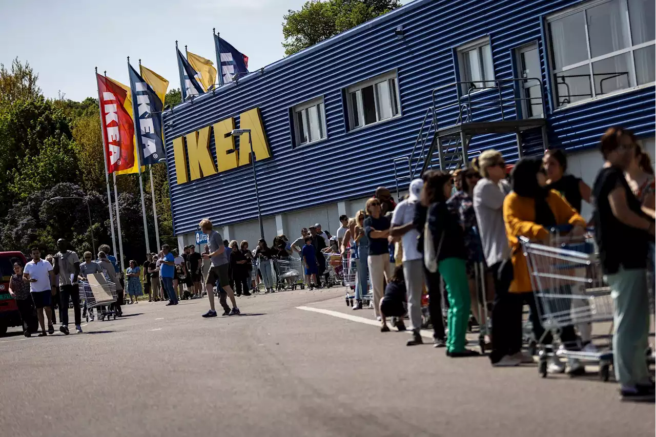 Jätterea på Ikea – folk köar i timmar