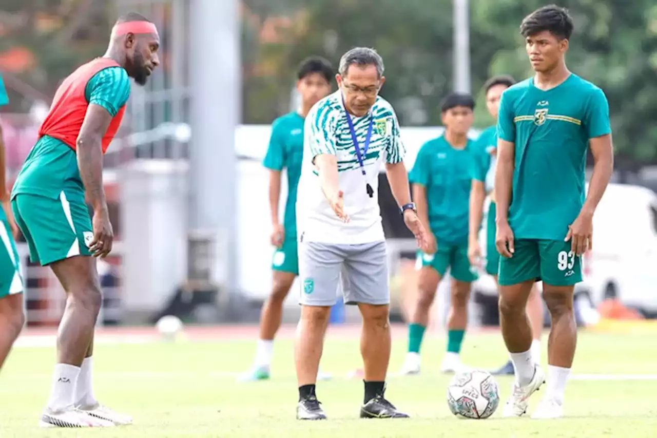 Aji Santoso Mulai Pembenahan dari Lini Belakang Persebaya - Jawa Pos