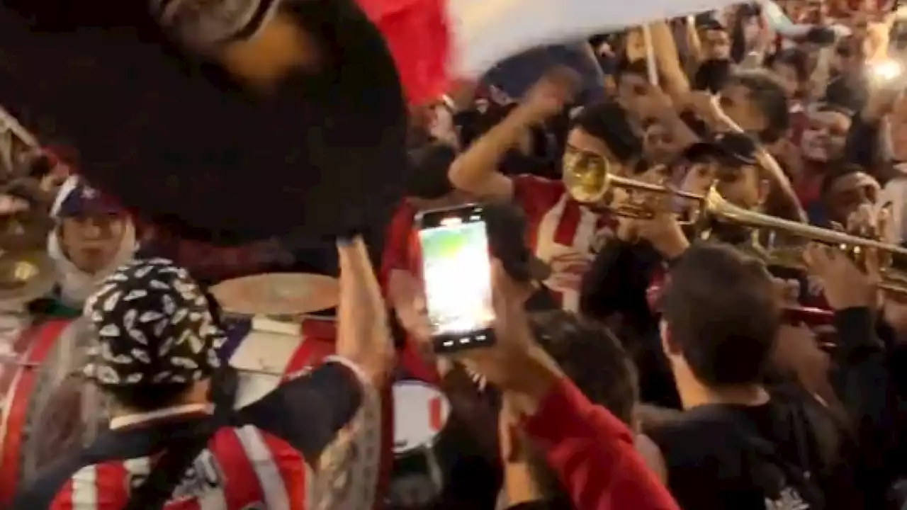 Chivas: Aficionados del Rebaño arman espectacular serenata previo a la vuelta de semifinales contra América (VIDEO)