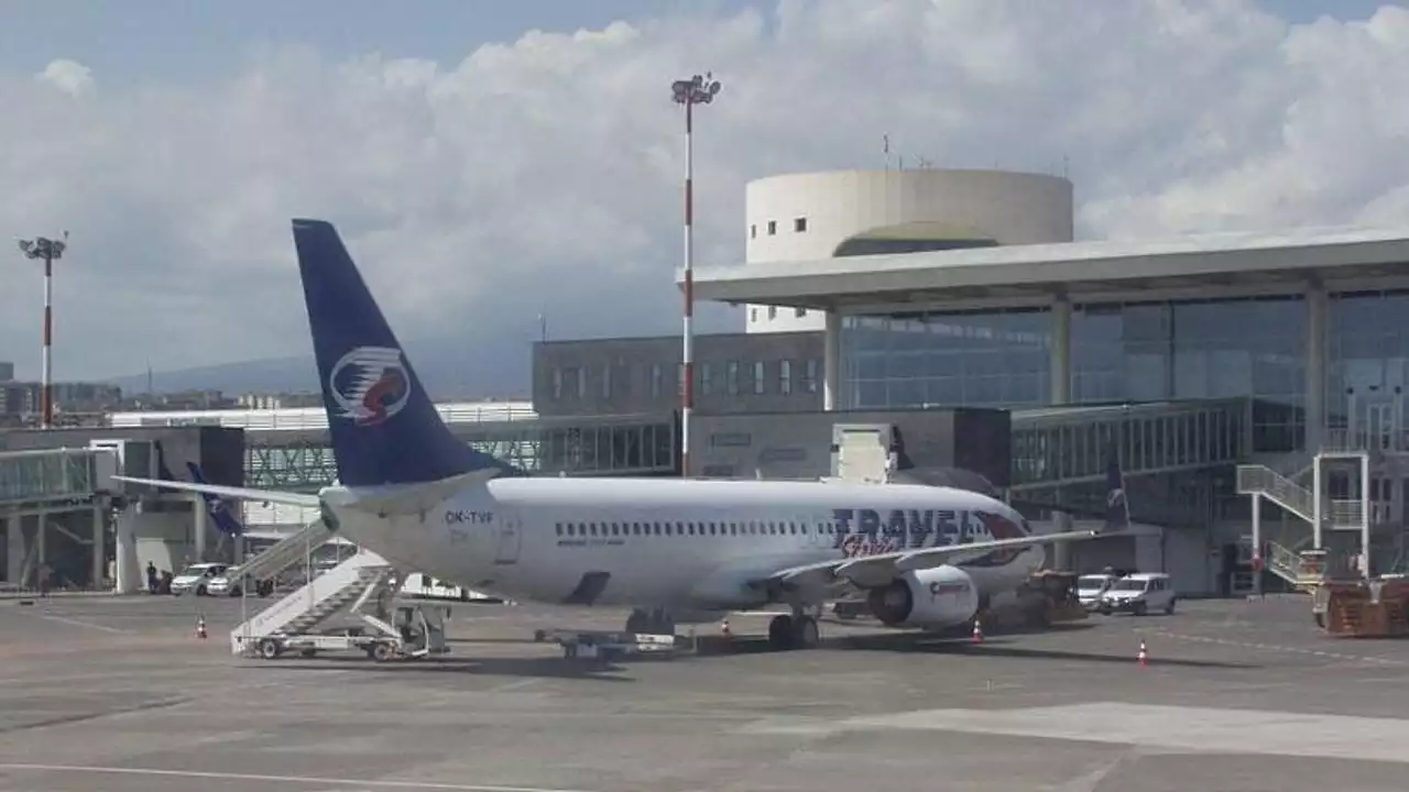 Catania, pioggia di cenere dell’Etna sull’aeroporto: sospesi i voli