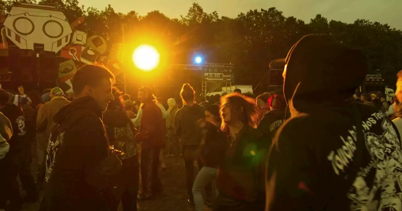 Teknival: le nombre de participants reflue, ambiance calme, selon la préfecture