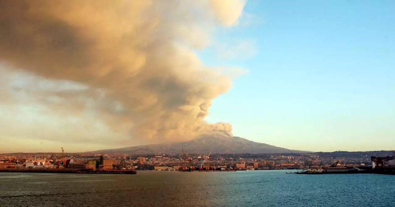 L’Etna crache des cendres, entraînant la fermeture de l’aéroport de Catane