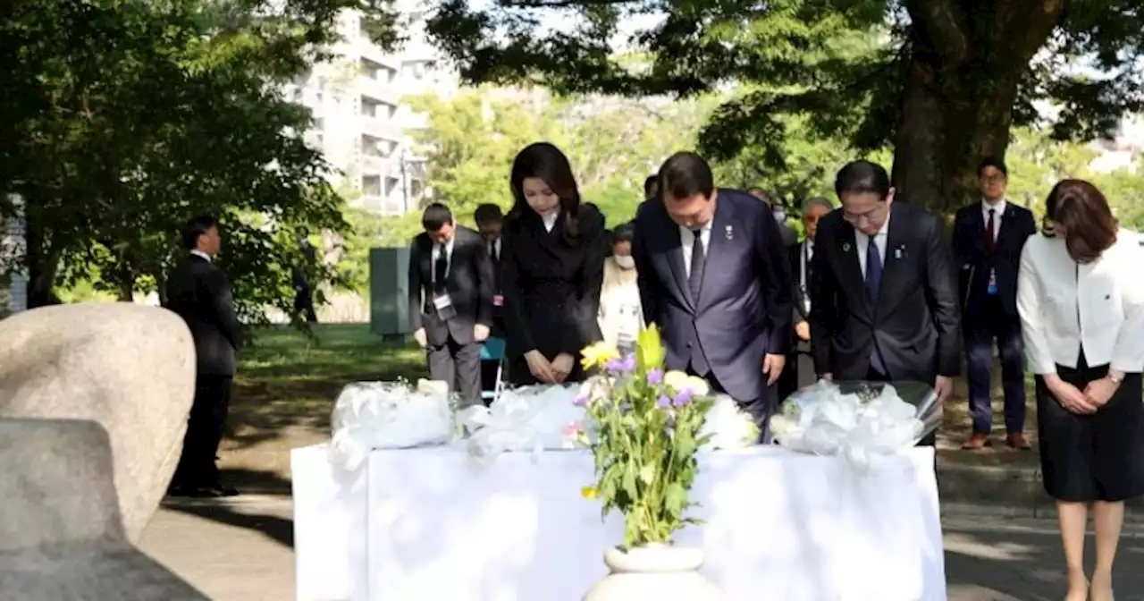 한일 정상, 한국인 원폭 희생자 위령비 공동 참배