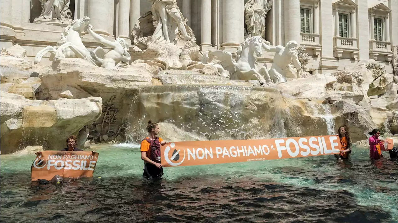 Tiñen de negro la Fontana de Trevi en protesta por los combustibles fósiles