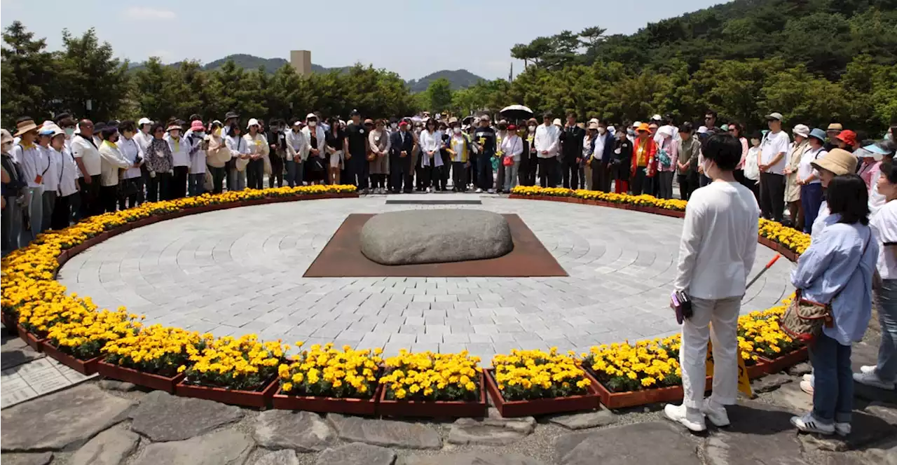 '보고 싶습니다'... 노무현 14주기 앞두고 참배 행렬