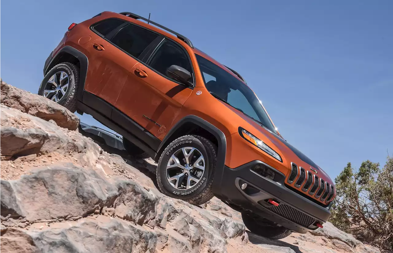 Jeep asks Cherokee owners to park outside over fire risk